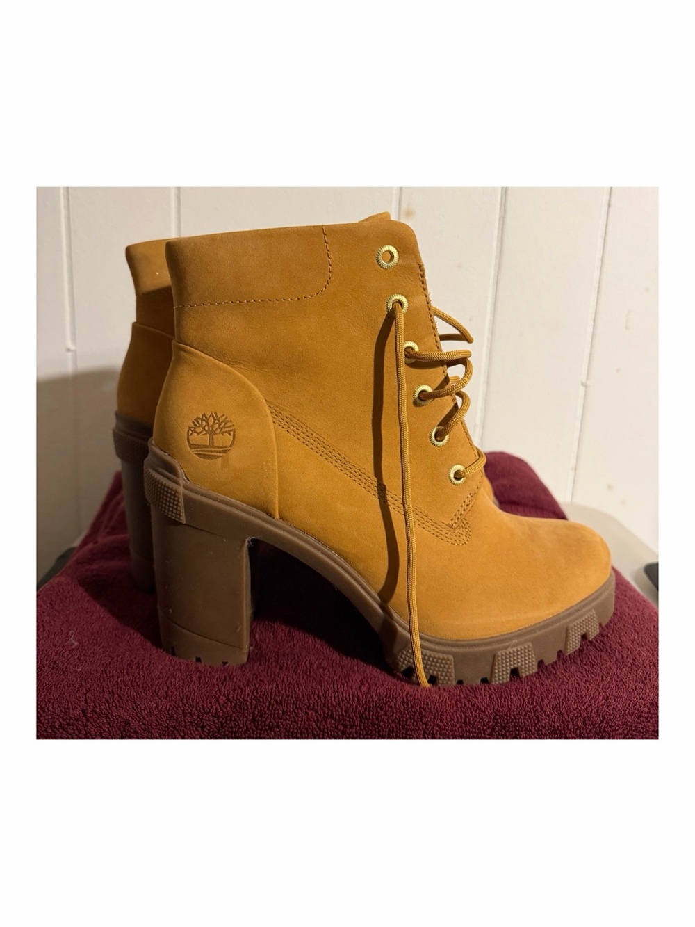 Timberland Women's Wheat/Tan Lace-Up Chunky Heel Boots